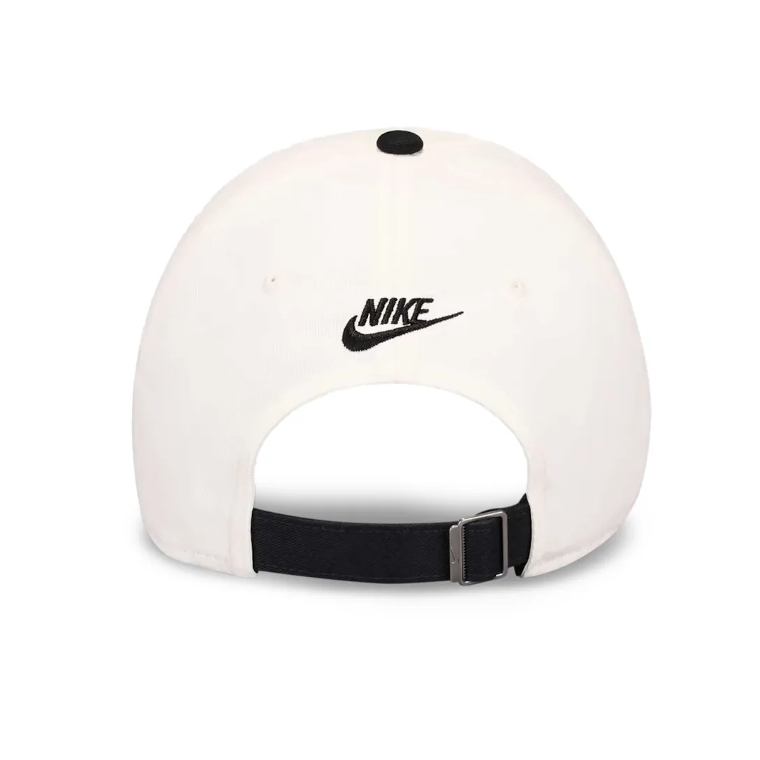 Vista traseira do boné Nike Club branco com aba preta mostrando o ajuste com fivela metálica
